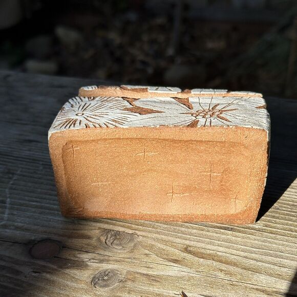 Nicole Pepper ModHomeCeramics White Floral lidded box in Red Clay Kurinuki - Picture 11 of 11